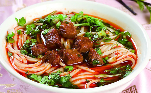 成都美食小吃擔擔麵，鹵汁酥香，鹹鮮微辣