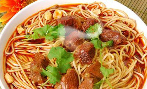 成都美食小吃擔擔麵，鹵汁酥香，鹹鮮微辣