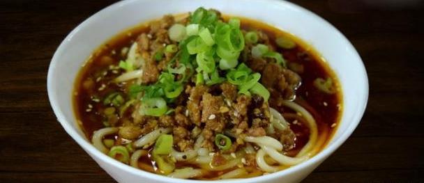 成都美食小吃擔擔麵，鹵汁酥香，鹹鮮微辣
